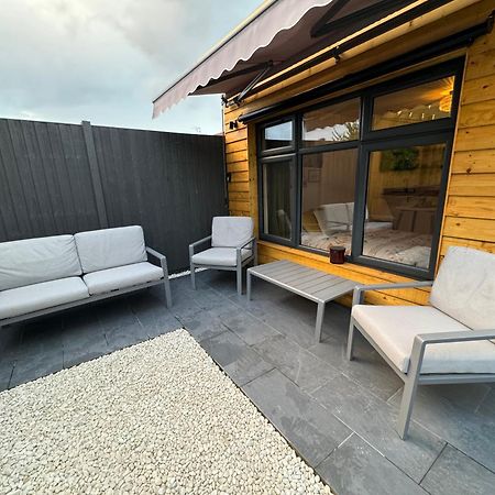 Wild & Free Hot Tub Retreat Lägenhet Dartford Exteriör bild