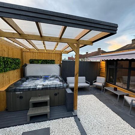 Wild & Free Hot Tub Retreat Lägenhet Dartford Exteriör bild