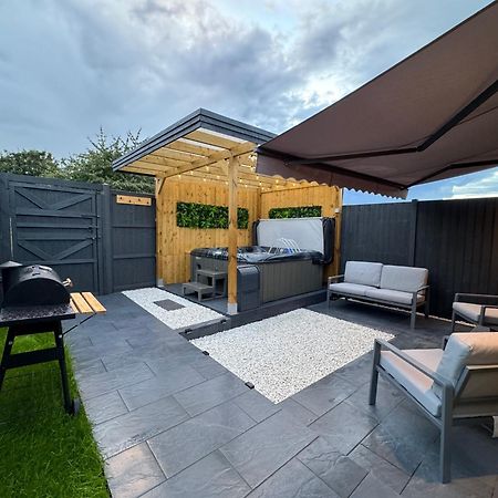 Wild & Free Hot Tub Retreat Lägenhet Dartford Exteriör bild