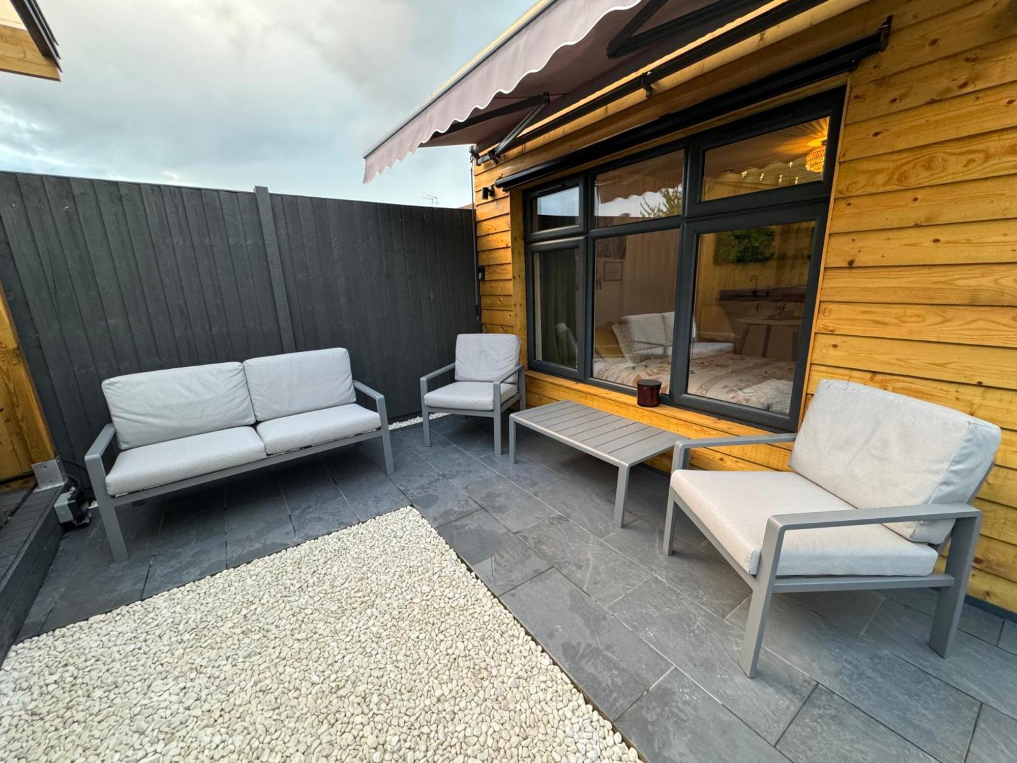 Wild & Free Hot Tub Retreat Lägenhet Dartford Exteriör bild