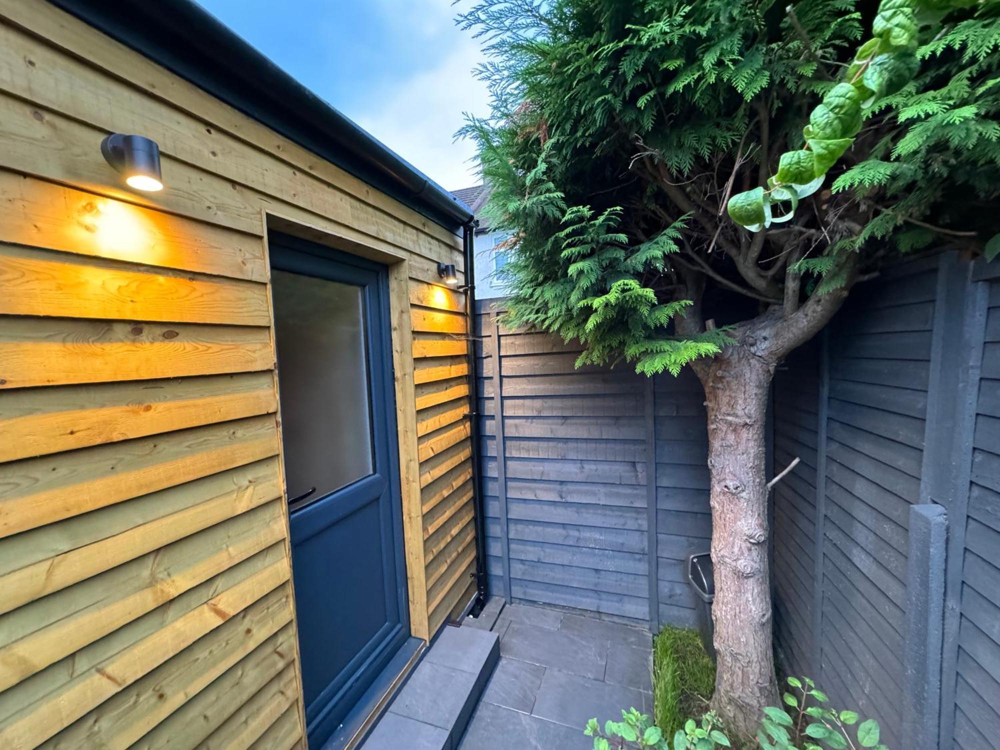 Wild & Free Hot Tub Retreat Lägenhet Dartford Exteriör bild