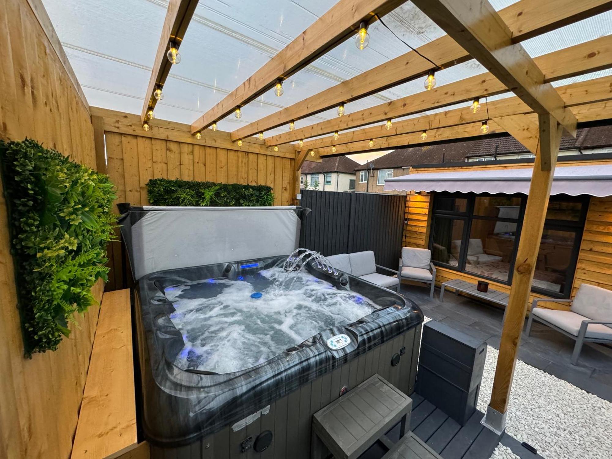 Wild & Free Hot Tub Retreat Lägenhet Dartford Exteriör bild